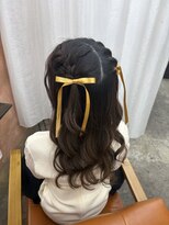 ユニーク(UniQ) 編み込みハーフツイン × リボン