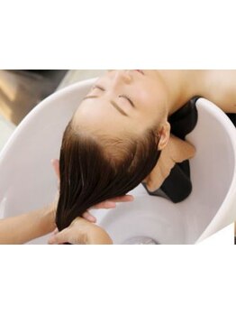 極上ヘッドスパ＆頭身浴で頭皮と髪のバランスを整え、思わず眠ってしまうようなリラックスタイムを♪