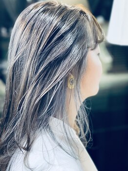 年齢ごとの白髪や痛みのお悩みに、真摯に対応いたします。顔色も明るく魅せるカラーで、雰囲気も美しく＊