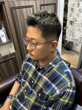 ミリオンバックス 神田店(Million Bucks) フェードカット&メッシュカラー