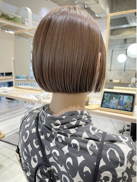 リコ(Lico) ミルクティーベージュの切りっぱなしボブ
