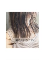 エミュー(emue) 京都 艶カラーシアーベージュくせ毛風カール愛されミディ○中島