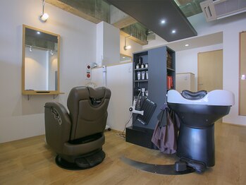 スエナガ理髪店の写真/店内に一席だけの貸し切り空間で周りを気にせず施術を受けられます。