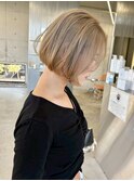 20代30代ミディアムボブブロンドミルクティーベージュブリーチ