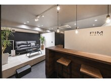 リム ヘアー(RIM HAIR)の雰囲気（白黒基調の内観。カウンターでもソファー席でもお寛ぎください。）