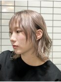 目を引くブロンドで切りっぱなしにニュアンスを