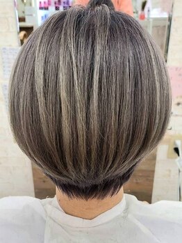 エイムヘアメイク 舟入店の写真/【白髪ぼかし】白髪を活かしたハイライトで立体感をプラス！髪が伸びても綺麗なオシャレスタイルに！