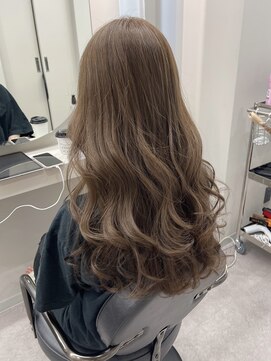 リリー(Lilley) くすみベージュ×姫カットレイヤー×韓国風巻き【ayana】