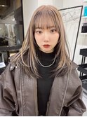 顔周り レイヤーオリーブグレージュハンサムショート 前髪なし