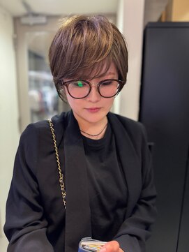 フィルム(FILM) 【FILM村田】メガネブラックコーデに映えるオリーブ大人ショート
