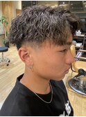 センターパートツイストスパイラルパーマ刈り上げメンズパーマ