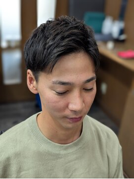 グラスヒビキ ツーブロックアップバングスタイル