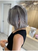 ハイトーンカラーのレイヤーボブシルバーグレーバレイヤージュ
