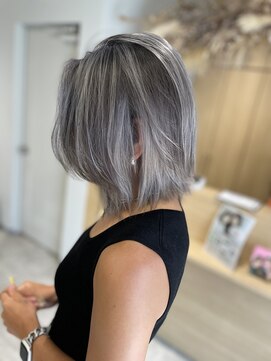 アヴァンス 京橋店(AVANCE) ハイトーンカラーのレイヤーボブシルバーグレーバレイヤージュ