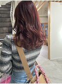 ピンクカラーのふんわりセミロングヘア