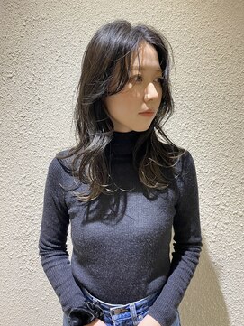 キュー(que) レイヤーセミロング ダークグレー
