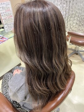 アズール 草加(azule) 白髪ぼかしハイライト ベージュ ゆるふわロング