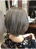 グレーベージュ