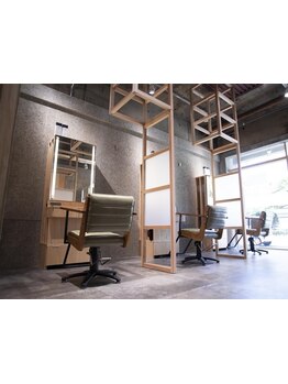 トレンド×ナチュラル×ヌケ感を叶えてくれる☆コンクリートと木のぬくもり溢れるシンプルなsalon《ulbee》