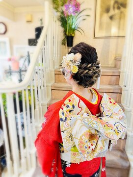 美容室 ティンカーベル シニヨンヘア