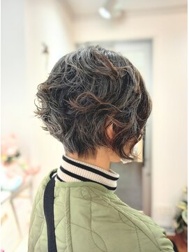 モアナ 逗子(MOANA) グレーカラーのショートパーマ♪
