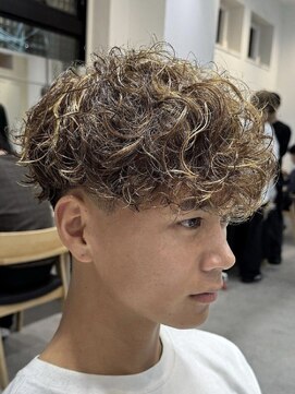 レタッチ バイ フィフス 天神大名(RETOUCH by fifth) スペインカールスパイラルパーマ波巻きマッシュフェードメンズ