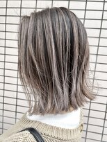 ドレ(DORE)&nbsp;ホワイトグレージュ【バレイヤージュ、外ハネボブ】