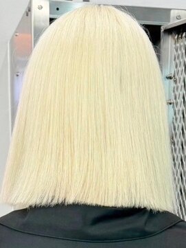 ウィコ 新宿(WICO) ホワイトブロンド[新宿駅/切りっぱなしボブ/エアリーロング]