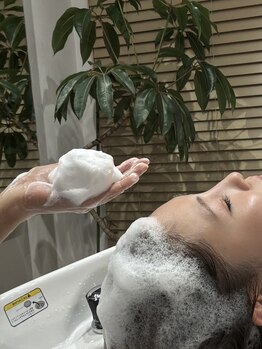 モア(more)の写真/髪と頭皮に優しい“極上のヘッドスパ”日々の疲れを癒すだけでなく、心までほぐれる至福の時間を。
