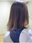 毛先をコテで巻いたストレートスタイル