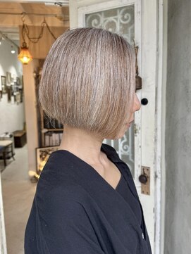 白髪ぼかしカラーなボブ