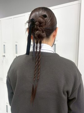 ロイオブジゼル(roi of GiseL) ヘアアレンジ 編みおろしツイン カチモリ リボン 結婚式 二次会