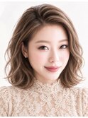前髪なし×ハイトーンミディアムパーマ