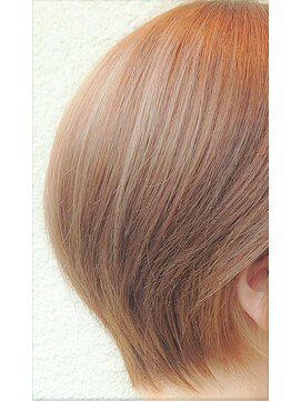 エルサフィロ ヨドヤバシ(el zafiro yodoyabashi) サロンスタイル スリーク ショート ハイトーンカラー/30代