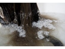 微細な泡を作り出すマイクロバブルの力で頭皮や髪の汚れを落とし素髪にします☆ 