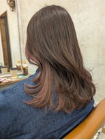 イル(iru)&nbsp;もみあげ付近に多い白髪/インナーカラー/ピンクベージュ/Miku