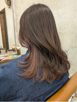 イル(iru) もみあげ付近に多い白髪/インナーカラー/ピンクベージュ/Miku