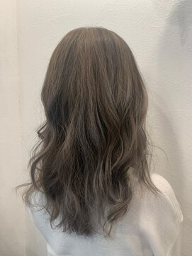 タエビスアリッサム(Taebis Alyssum) グレージュのバレイヤージュミックスロング