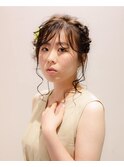 フルールヘアのワンポイントが映えるシニヨンアレンジ