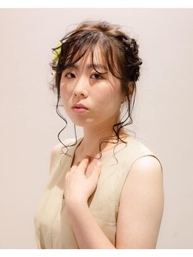 ミューテ 春日部大通り店(Mu-te) フルールヘアのワンポイントが映えるシニヨンアレンジ