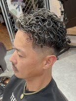 アミーゴ(AMIGO)&nbsp;スパイラルパーマ×フェードカット×ホワイトメッシュ