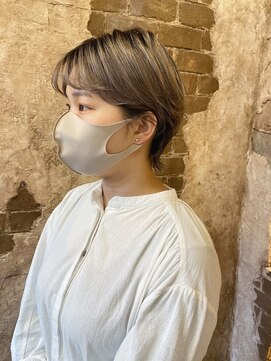 マギーヘア(magiy hair) magiyhair【nico】耳かけショート　ハイトーン