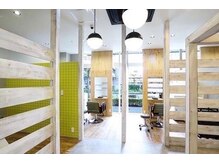 お客様にリラックスして過ごしてもらえるためには。。と考え設計した全席半個室空間サロン