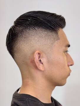 モーリーズバーバーショップ 北浜本店(MORLY’s Barbershop) 爽やかスキンフェードアップバング