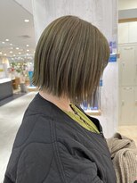 シアン(cyan)&nbsp;ブリーチなしで育てる透明感オリーブグレージュ×ぱっつんボブ