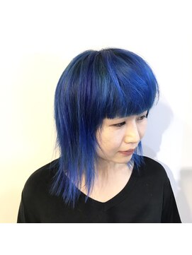 プランクスター(prankster) [prankster]ショッキングブルーの外ハネスタイル