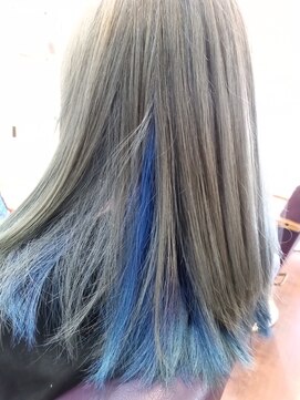 ヘアーデザインエスケープラス(HairDesign SK Plus) グレージュ×インナーブルー@30代