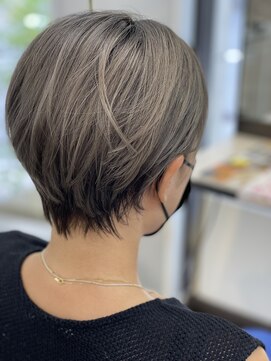 カーサ バイ ハミュウ たまプラーザ(CASA by Humium) 20代30代40代小顔ツヤ感黒インナーカラーハンサムショート