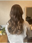 明るいベージュ