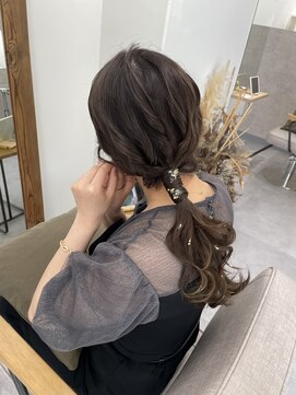 シー(thee) ふわふわローポニー